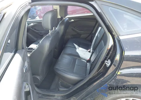 2016 Ford Focus Titanium z USA, uszkodzony, nr VIN 1FADP3J20GL362231